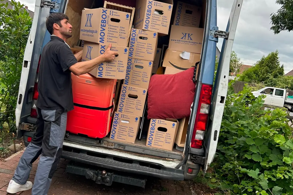 Mitarbeiter belädt den Transporter beim Räumen einer Wohnung in Nürnberg-Gostenhof