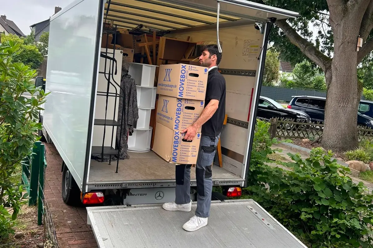 Entrümpelung Nürnberg – Team von LV Transporte belädt den Transporter bei einer Wohnungsauflösung